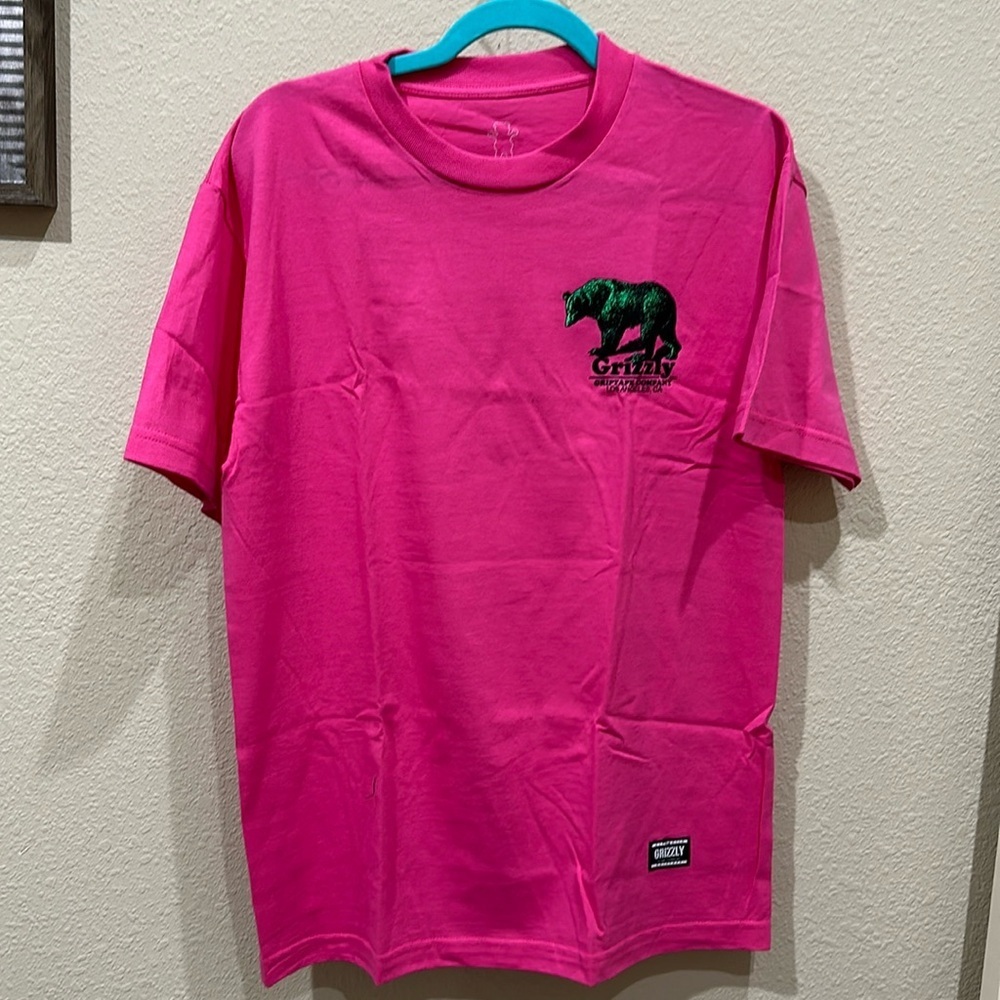 NWT Grizzle graphic tee. Size medium. Pit 20”. Length 28”. 100 cotton.